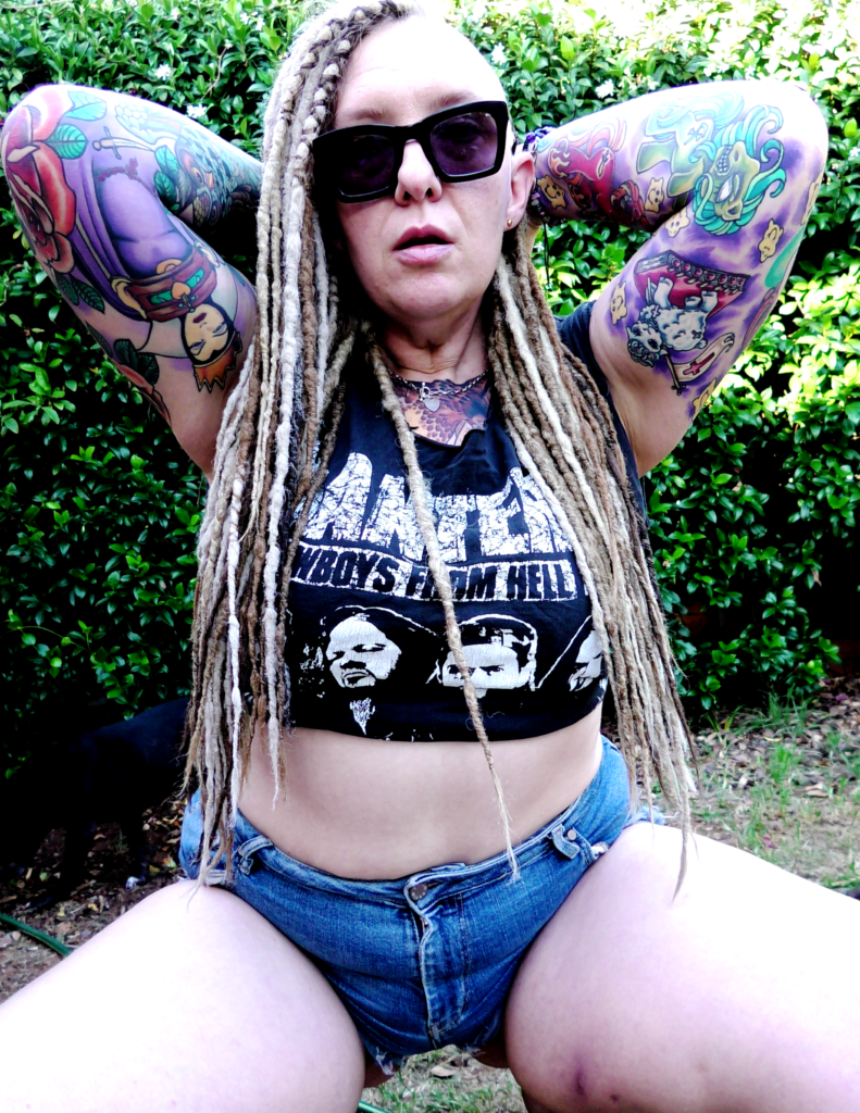 rem sequence aussie big booty MILF wearing jean shorts and pantera tee with longer multicoloured dreads and tattoos
